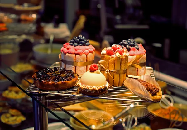 Gâteaux dans une vitrine — Photo