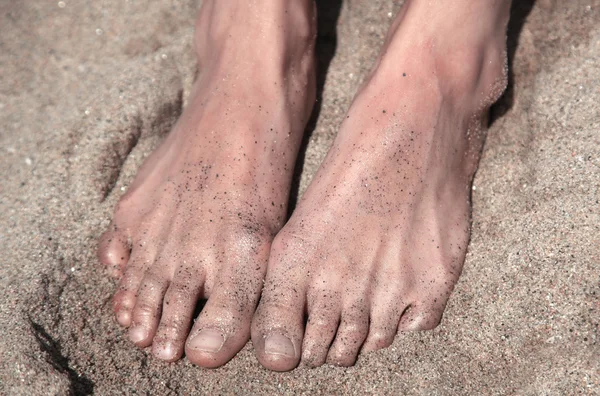 Duas pernas na areia brilhante rasa — Fotografia de Stock