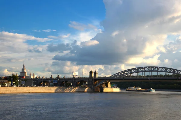 Puente sobre el río Moscú — Foto de Stock