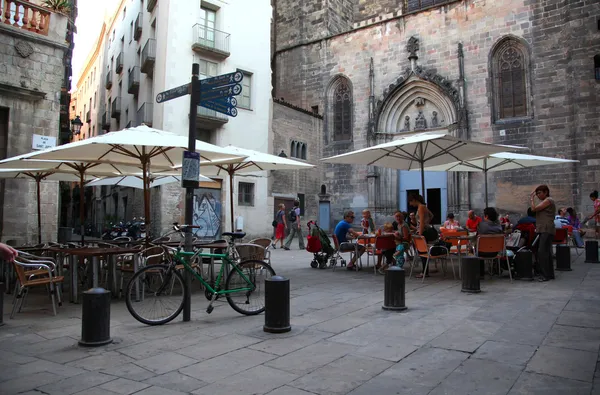 Kawiarnia na plac w Barcelonie w turystów latem — Zdjęcie stockowe