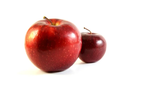Dos manzanas rojas: grandes y pequeñas — Foto de Stock