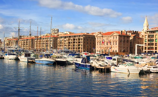 Blick auf den alten Hafen von Marseilles und die Hügel — Stockfoto