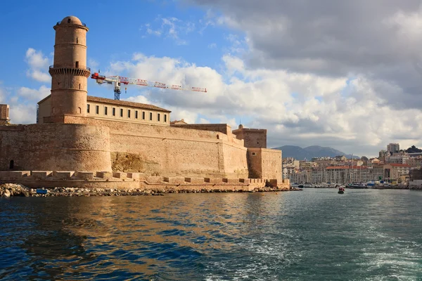 Vista de la Marsella desde el mar, Fort Saint Jean en Marsella — Foto de Stock