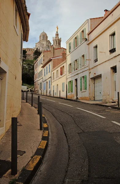Straße in Marseille mit Blick auf Notre Dame de la Garde — Stockfoto