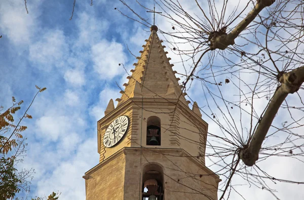 Torre do relógio em um fundo de céu azul com nuvens — Fotografia de Stock