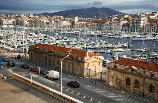 Vista do antigo porto de Marselha e das colinas — Fotografia de Stock