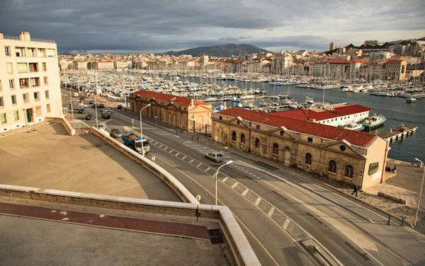 Vista del antiguo puerto de Marsella y las colinas — Foto de Stock