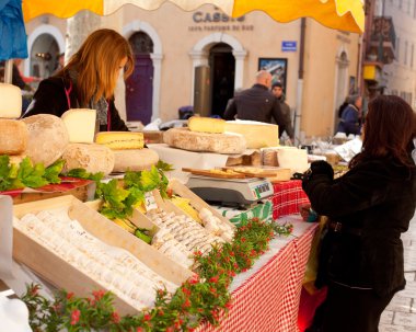 Fransızca peynir cassis içinde sokak pazarında satışı
