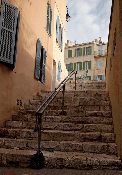 Steg leder upp till den historiska stadskärnan av marseilles — Stockfoto