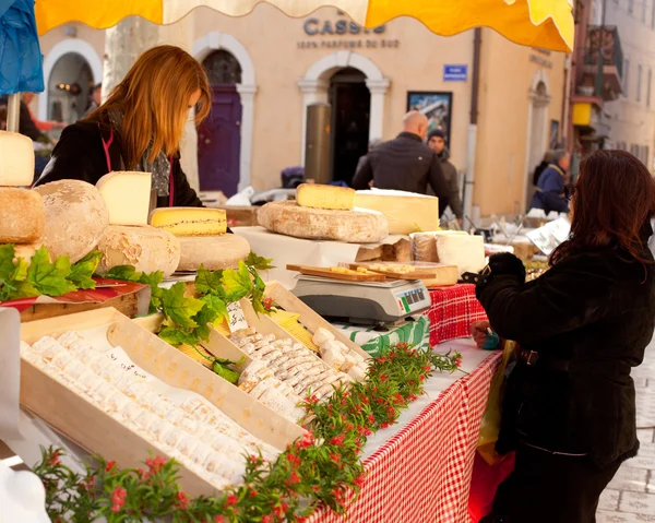 Sale of French cheese in a street market in Cassis — Stock Photo, Image