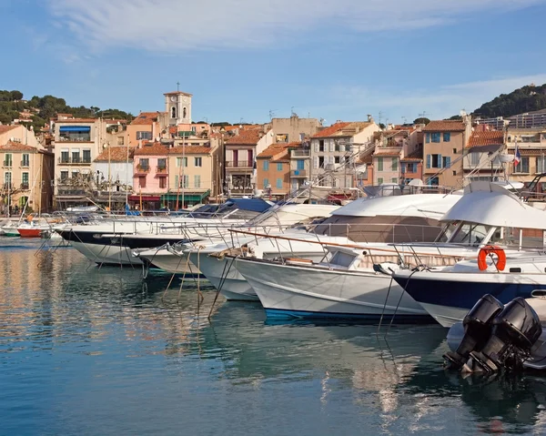 Mooring for motor boats in Cassis and view of the city — Stock Photo, Image