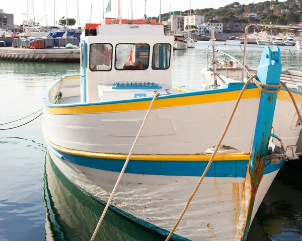 Παλιό λευκό μηχανοκίνητο σκάφος στην αποβάθρα στα ριβήσια — Φωτογραφία Αρχείου