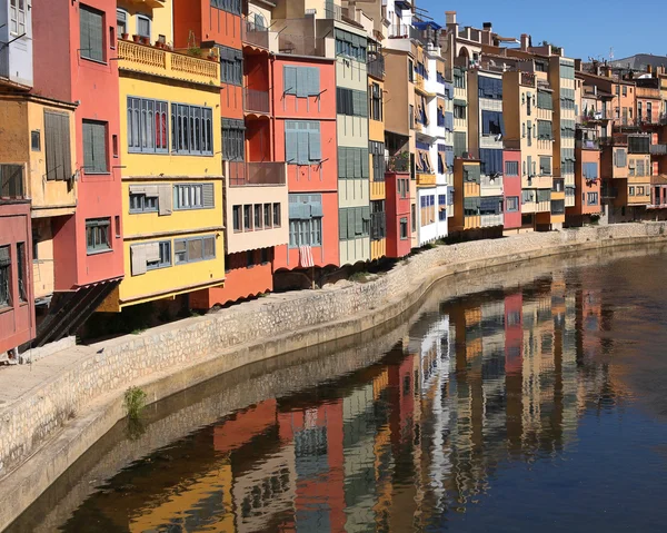 Fröhliche und farbenfrohe Girona erwartet Sie — Stockfoto