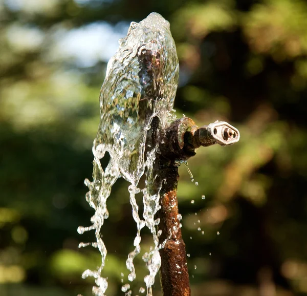 Stroom van water uit een pijp — Stockfoto