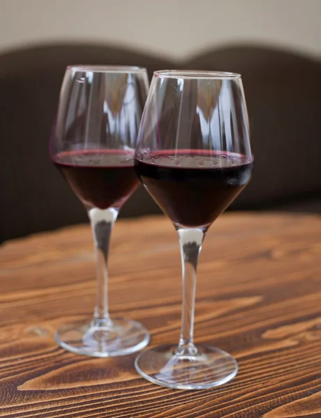 Two glasses of red wine — Stock Photo, Image