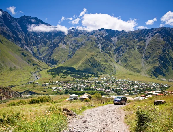 Voiture sur la route dans les montagnes géorgiennes — Photo