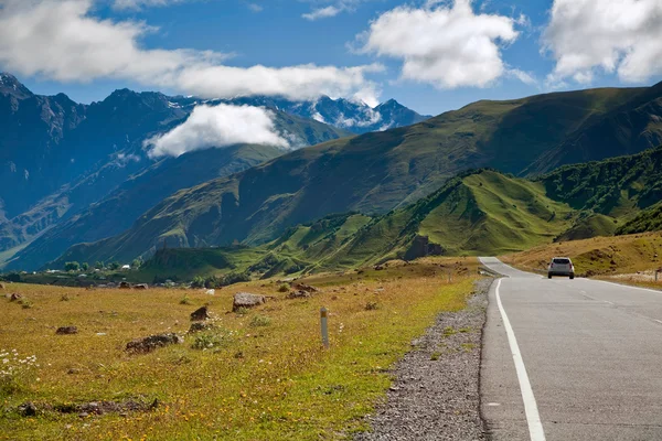 White car on the road in the mountains — Stock Photo, Image