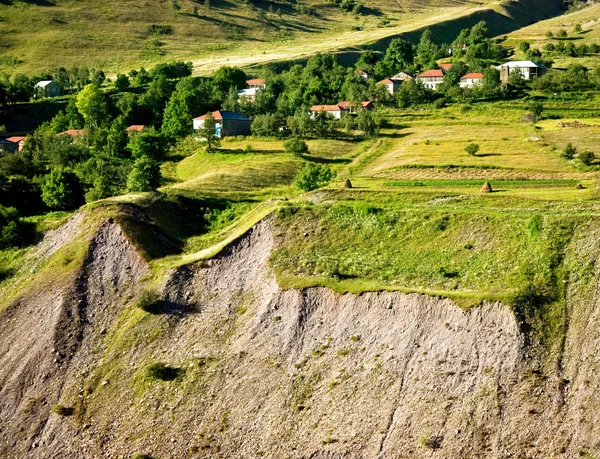Село в горах на краю пропасти — стоковое фото