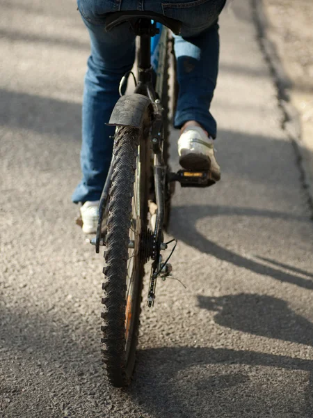 Велосипед на дороге — стоковое фото