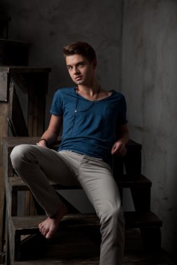 Düşünceli genç adam.