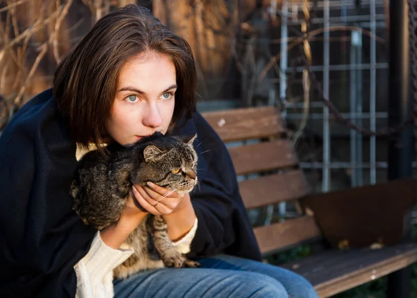 Jonge vrouw met een kat — Stockfoto