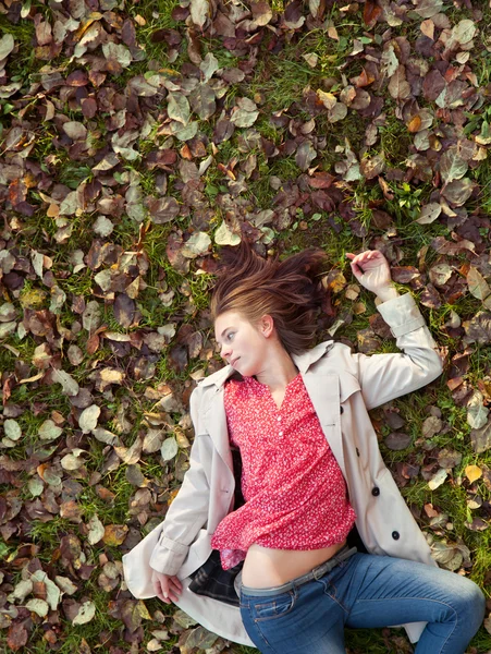 Девушка, лежащая на земле — стоковое фото