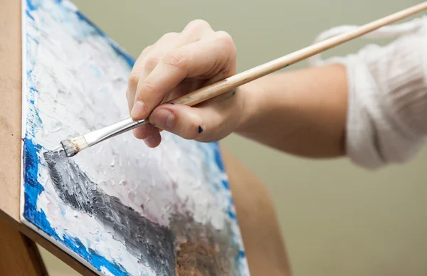 Artist paints — Stock Photo, Image