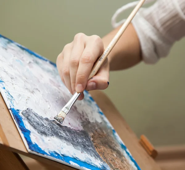 Artist paints — Stock Photo, Image