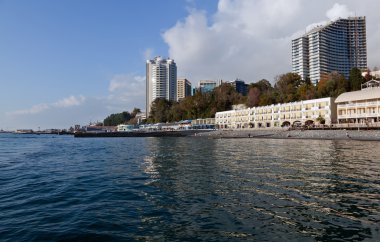 sochi Waterfront mavi gökyüzü arka plan üzerine