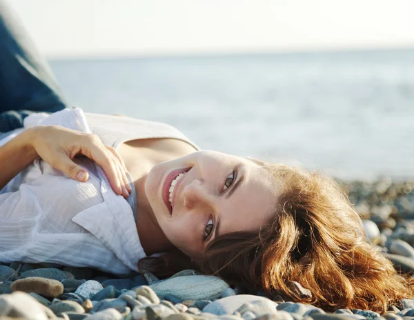 Bella giovane donna sorridente — Foto Stock