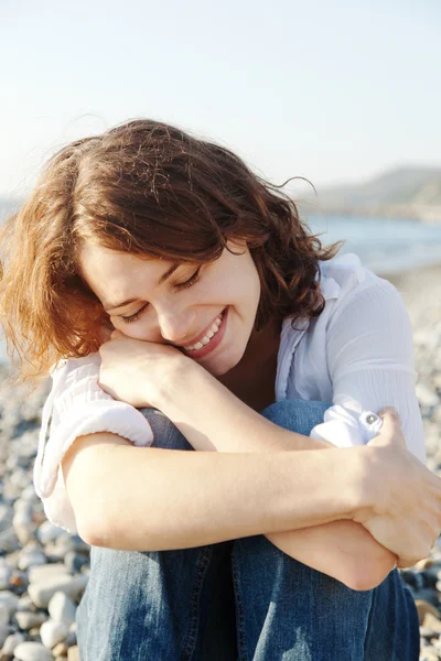 Bella giovane donna sorridente — Foto Stock