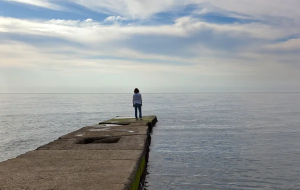 Meisje op een pier — Stockfoto