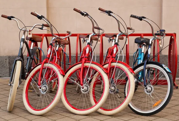 Bérelhető kerékpárok az orosz város — Stock Fotó