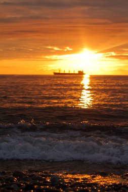 günbatımı gökyüzü ve gemi