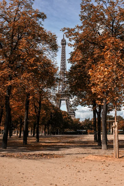 Veien til Eiffeltårnet – stockfoto