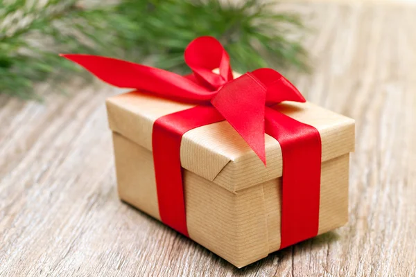 Caja de regalo beige con cinta roja, foco suave — Foto de Stock