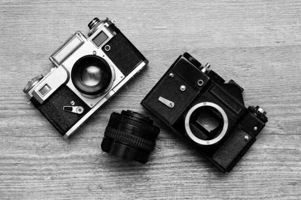 Two vintage photo camera and lens, black and white — Stock Photo, Image