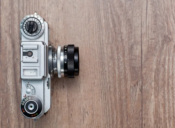 Vintage fotocamera op een houten achtergrond — Stockfoto