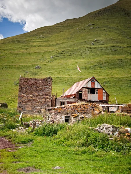 格鲁吉亚国旗在山中的房子 — 图库照片