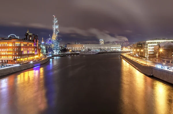 Widok na rzekę Moskwy w nocy — Zdjęcie stockowe
