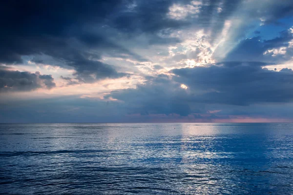 Nubes dramáticas en el cielo — Foto de Stock