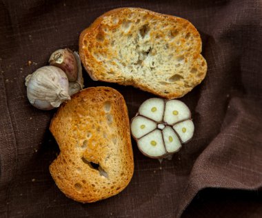 ızgara baget ve sarımsak dilim