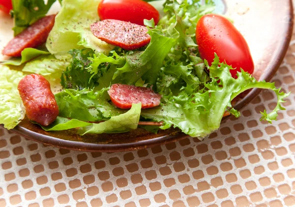 Yeşil salata ile tütsülenmiş sosis — Stok fotoğraf