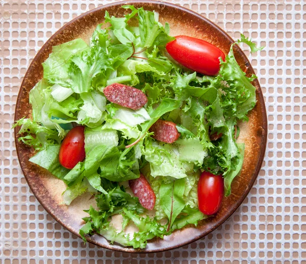 Grüner Salat mit geräucherter Wurst — Stockfoto