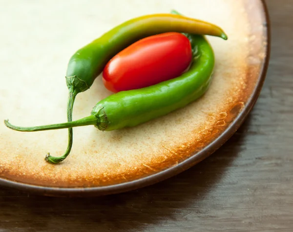 Grüne Chilischoten und Tomaten — Stockfoto