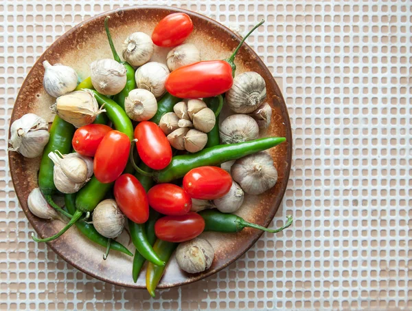 Chili paprika, körsbärstomater och vitlök — Stockfoto
