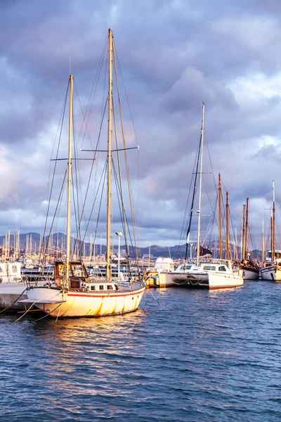 Barcos ao pôr do sol — Fotografia de Stock