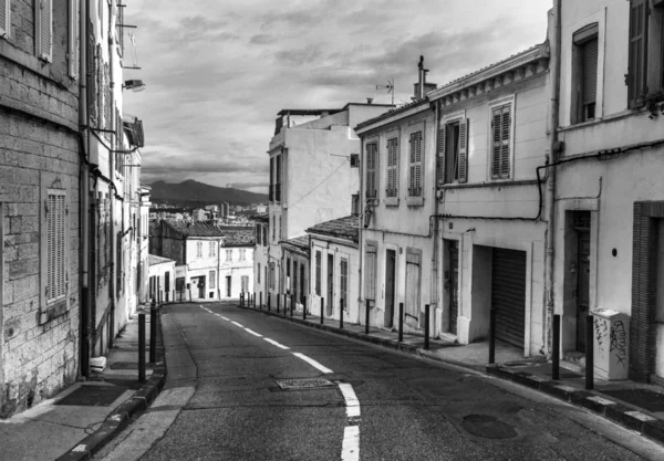 Вулиця в Марселі, чорно-білі — стокове фото