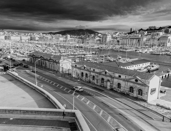Vista del antiguo puerto de Marsella, en blanco y negro — Foto de Stock