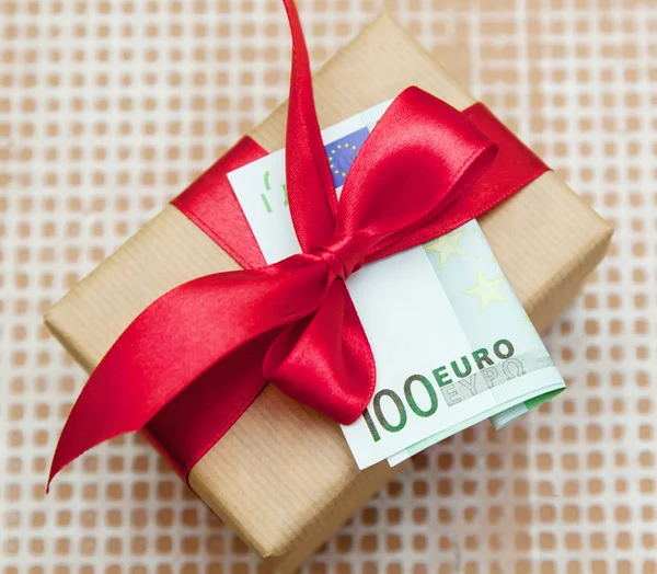 Gift box with euro banknote — Stock Photo, Image